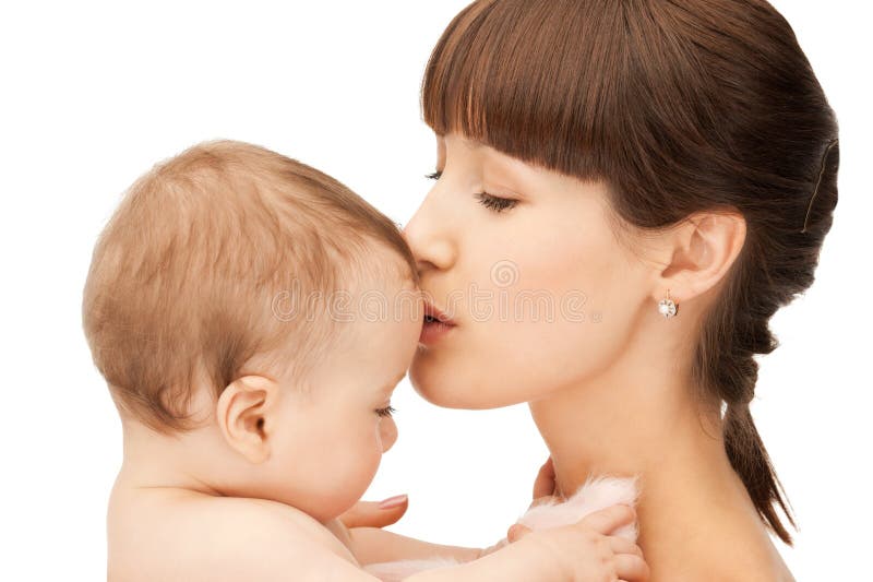 Madre feliz que besa al bebé foto de archivo libre de regalías