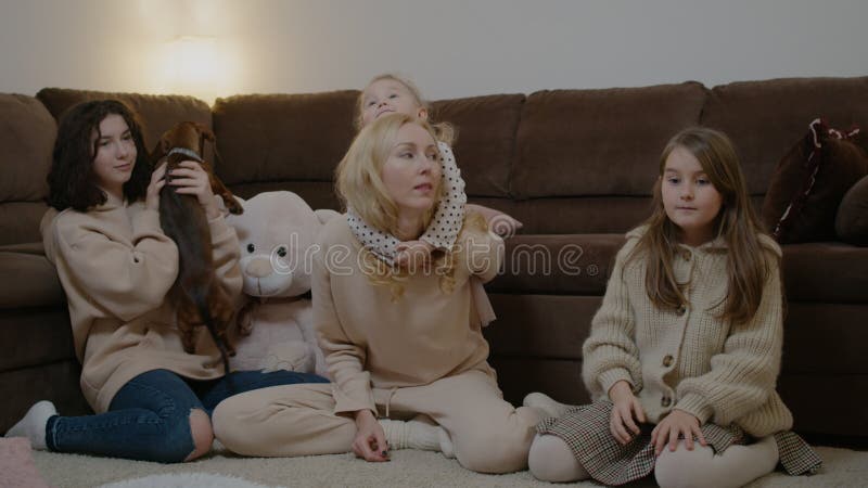 Madre figlia che si diverte e gioca con degli animali da compagnia seduti a casa sposo. stock footage
