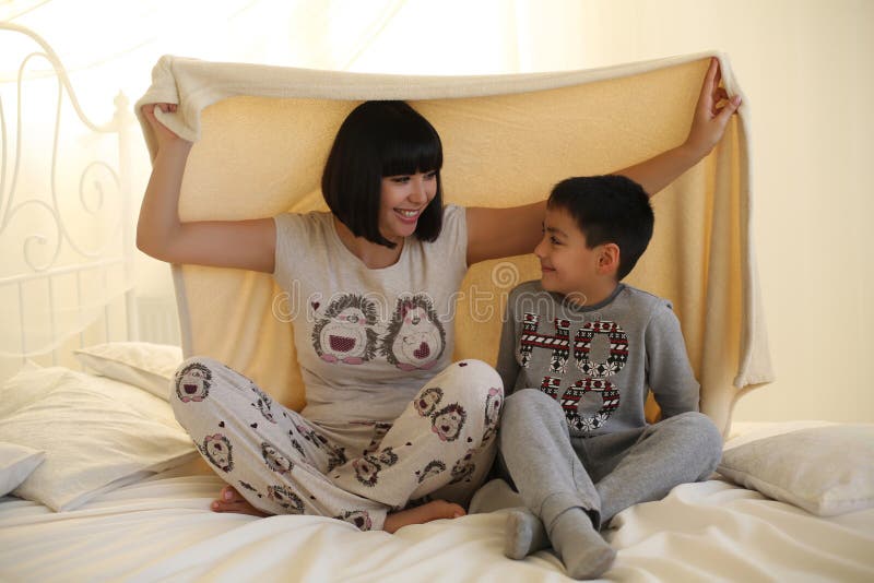 Madre hermosa con el pelo oscuro corto y su pequeño hijo foto de archivo libre de regalías Madre hermosa con el pelo oscuro corto y su pequeño hijo foto de archivo libre de regalías
