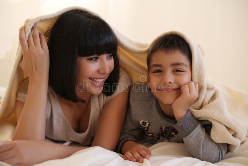 Madre hermosa con el pelo oscuro corto y su pequeño hijo foto de archivo Madre hermosa con el pelo oscuro corto y su pequeño hijo foto de archivo