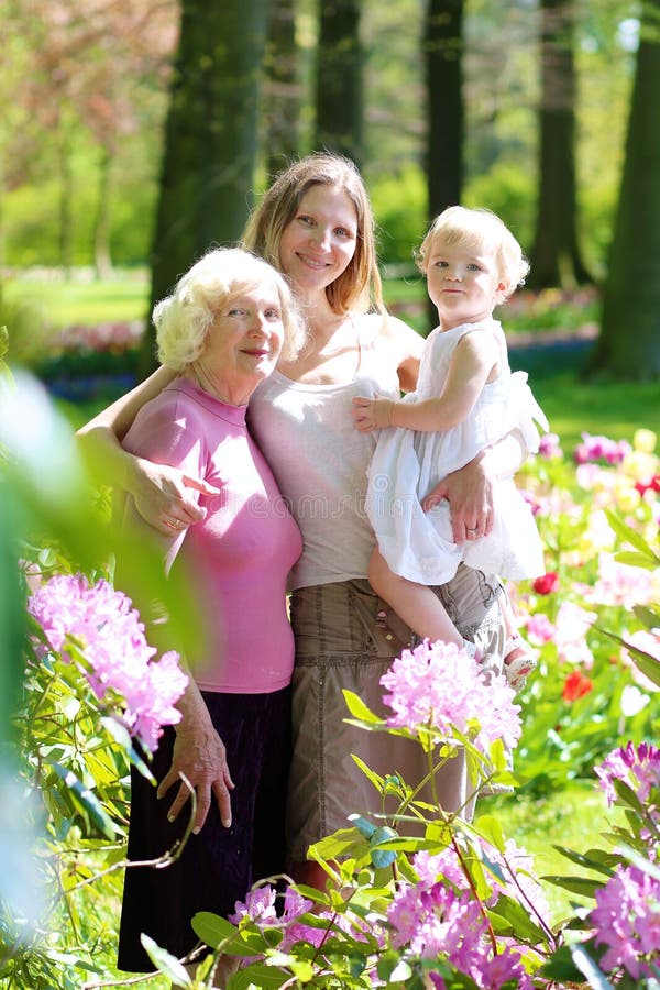 Madre, hija y abuela disfrutando del paseo en el parque fotos de archivo libres de regalías Madre, hija y abuela disfrutando del paseo en el parque fotos de archivo libres de regalías
