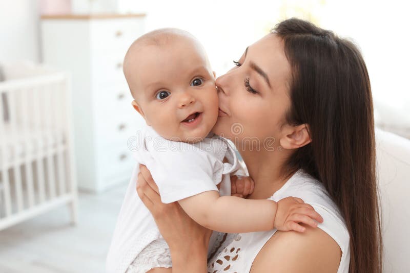 Madre joven con su bebé lindo fotografía de archivo Madre joven con su bebé lindo fotografía de archivo