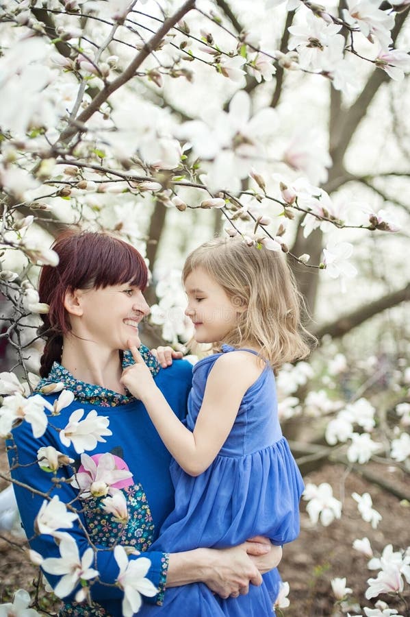 madre joven hermosa con el beb? en sus brazos El concepto de una familia feliz, maternidad madre con su dauther con las flores foto de archivo madre joven hermosa con el beb? en sus brazos El concepto de una familia feliz, maternidad madre con su dauther con las flores foto de archivo