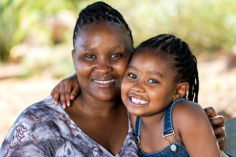 Madre linda y niño africanos que abrazan al aire libre fotos de archivo libres de regalías