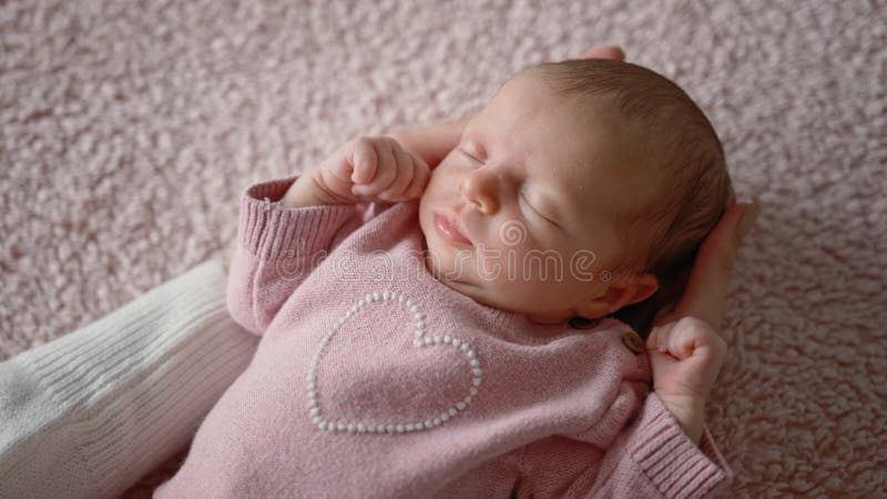 Madre Manteniendo En Las Manos A Su Adorable Niña Infantil Con Ropa Rosa metrajes