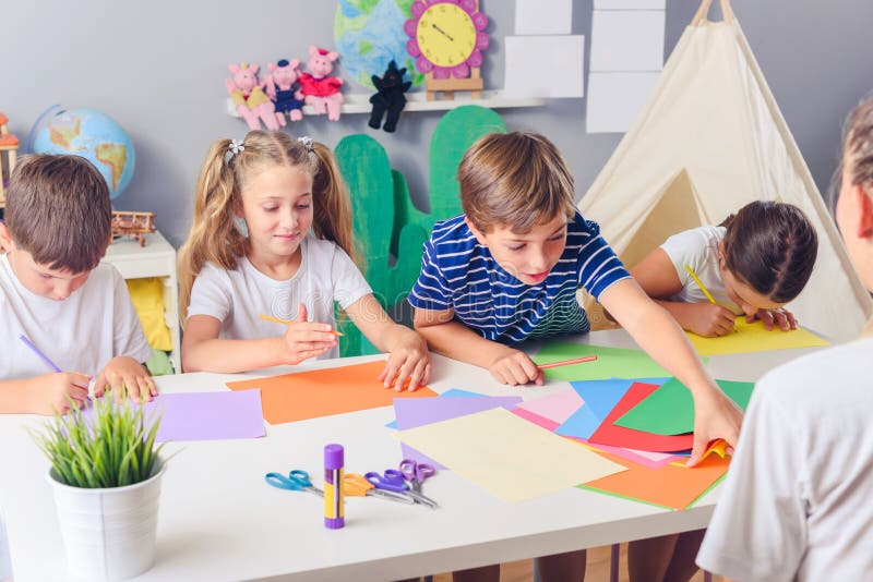 Madre o insegnante con figli Progetto di arti creative e artigianato a scuola o a casa