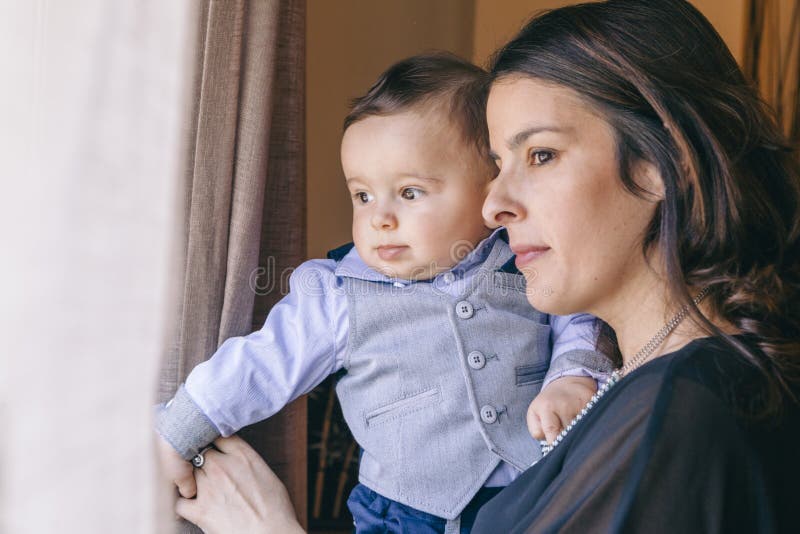 Madre parenting su bebé con el afecto imagen de archivo libre de regalías Madre parenting su bebé con el afecto imagen de archivo libre de regalías