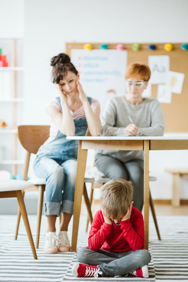 Madre preocupada e hijo imagenes de archivo