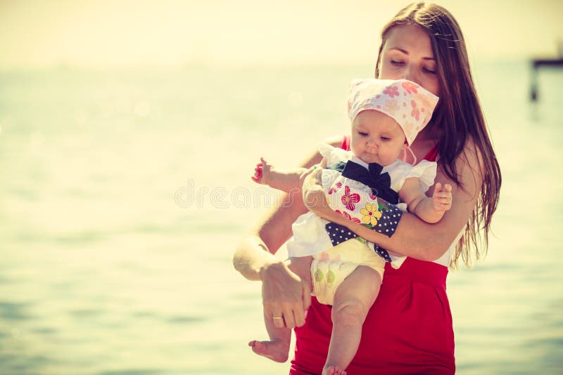Madre que juega con el bebé en la playa foto de archivo libre de regalías Madre que juega con el bebé en la playa foto de archivo libre de regalías