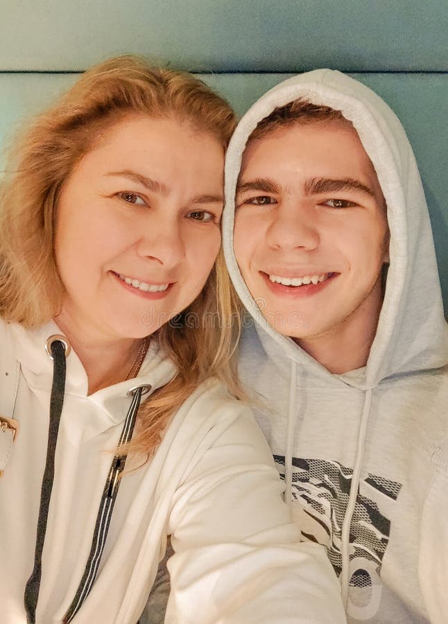 Madre selfie y hijo adolescente en casa. recreación y familia fotos de archivo