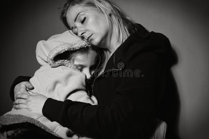 Madre senza tetto con sua figlia