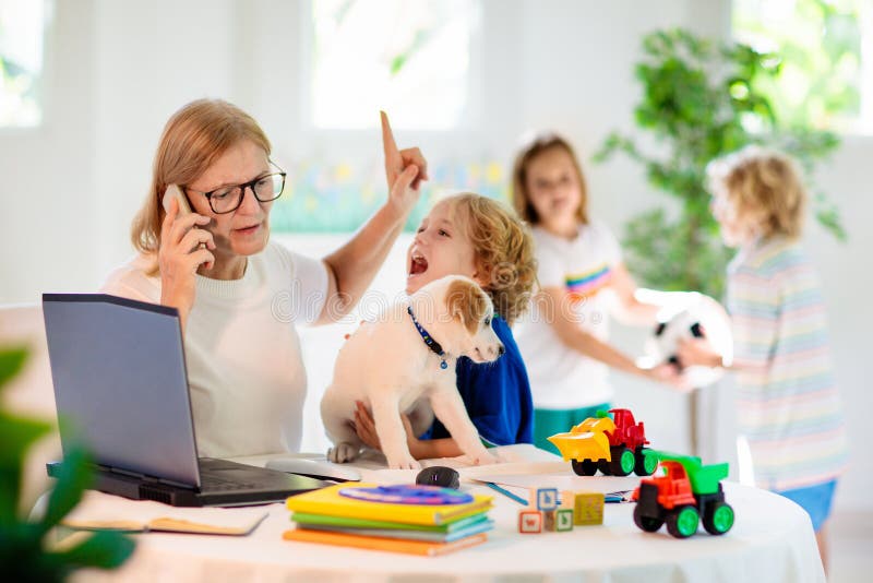 Madre trabajando desde casa con hijos. cuarentena foto de archivo libre de regalías