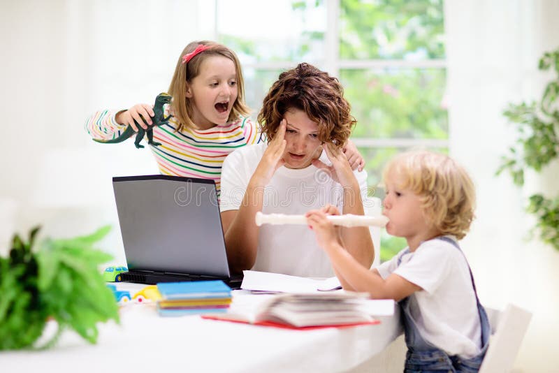 Madre trabajando desde casa con hijos. cuarentena imágenes de archivo libres de regalías