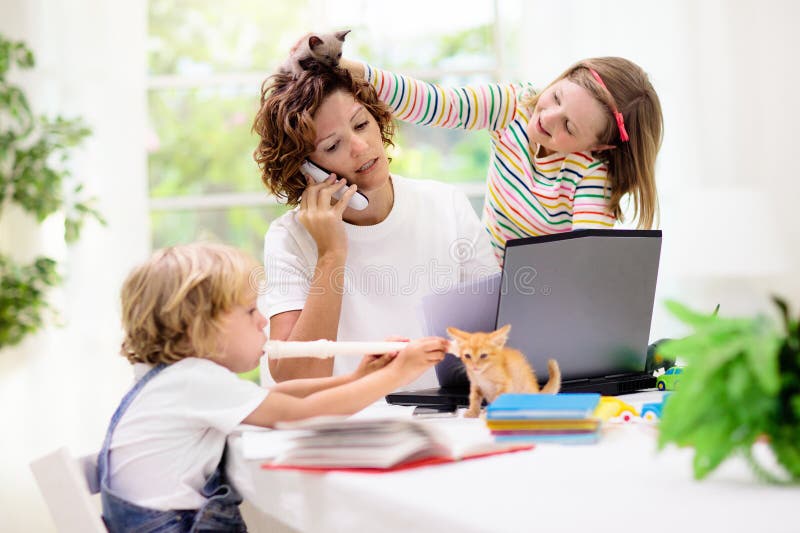 Madre trabajando desde casa con hijos. cuarentena imágenes de archivo libres de regalías