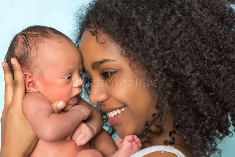 Madre y bebé africanos sonrientes