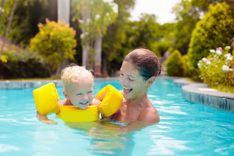 Madre y bebé en la piscina foto de archivo