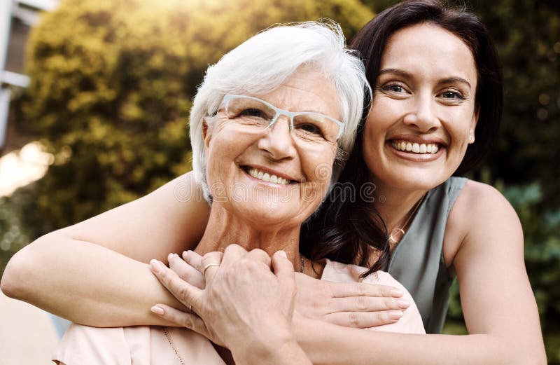 Madre y mujer de edad al aire libre con abrazo para las vacaciones de amor y uniéndose en el jardín. gente feliz madre y fotos de archivo libres de regalías