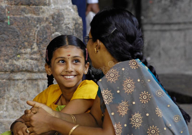 Madre y niño en el templo Madurai de Menakshi imagenes de archivo Madre y niño en el templo Madurai de Menakshi imagenes de archivo