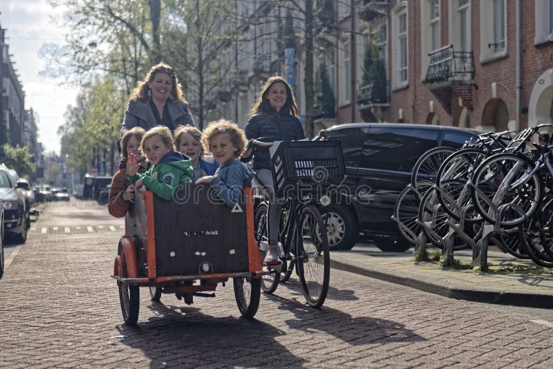 Madre y niños que montan la bicicleta en Amsterdam fotos de archivo libres de regalías