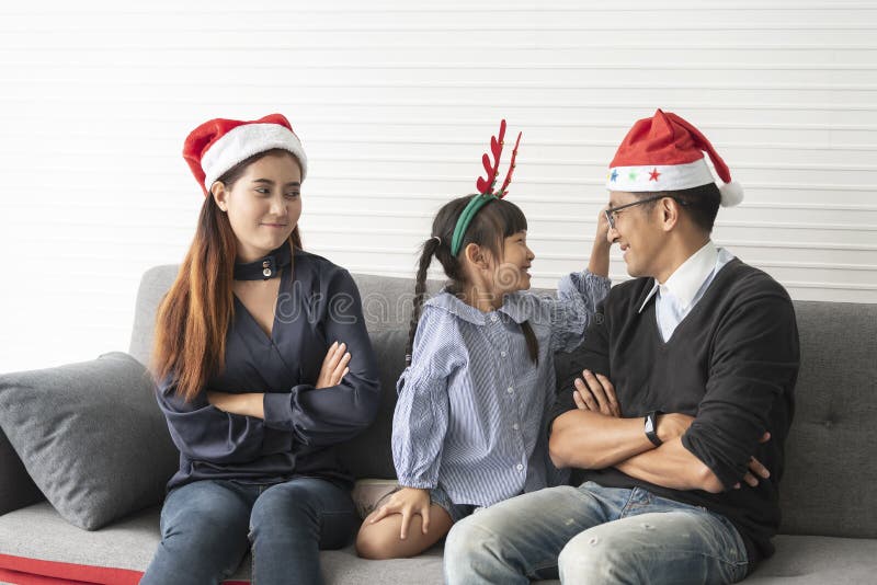 Madre y padre asiáticos de la familia con la hija feliz junto y delicada en sala de estar en casa en la Navidad fotos de archivo libres de regalías Madre y padre asiáticos de la familia con la hija feliz junto y delicada en sala de estar en casa en la Navidad fotos de archivo libres de regalías
