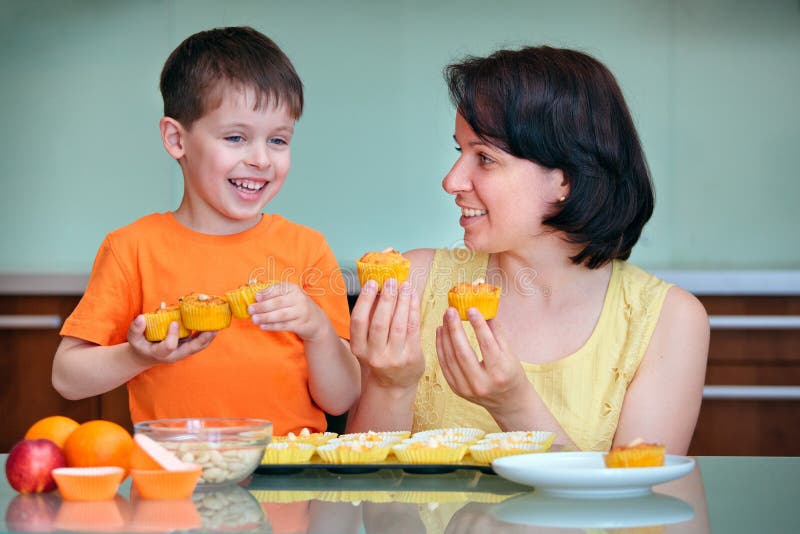 Madre y sus molletes lindos de la hornada del niño pequeño foto de archivo libre de regalías Madre y sus molletes lindos de la hornada del niño pequeño foto de archivo libre de regalías