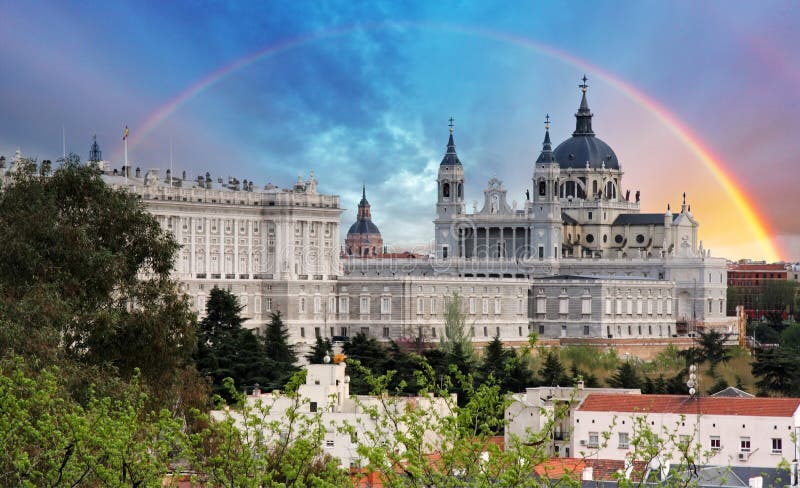 Madrid, Almudena Cathedral con l'arcobaleno, Spagna