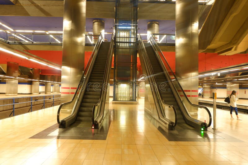 Madrid Chamartin tunnelbana och järnvägsstation arkivbild Madrid Chamartin tunnelbana och järnvägsstation arkivbild