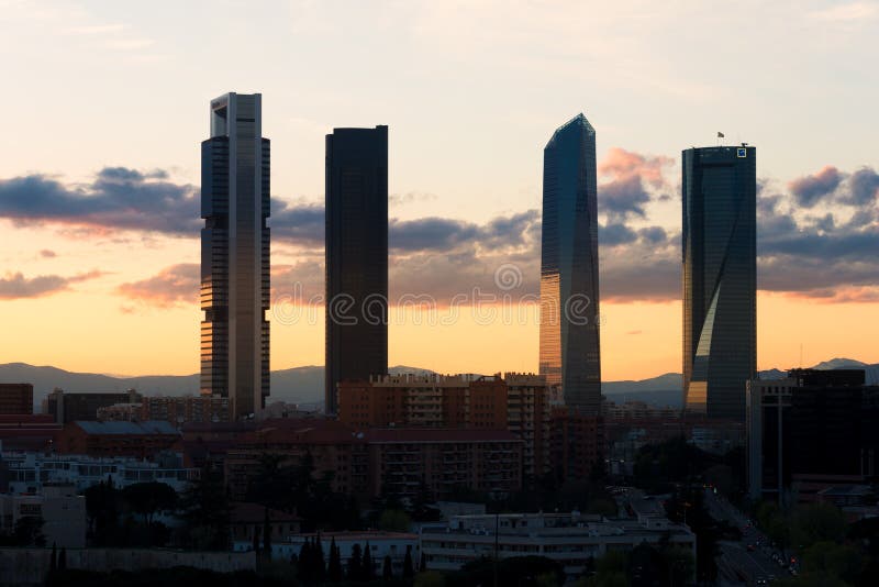 Horizonte De Madrid Con Los Rascacielos En La Puesta Del Sol Foto de archivo - Imagen de torre ...