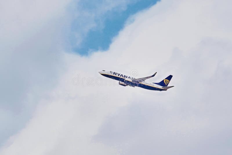 09/25/2021; Madrid Spain; Avion de Ryanair leaving the T-4 terminal in Barajas. 09/25/2021; Madrid Spain; Avion de Ryanair leaving the T-4 terminal in Barajas.