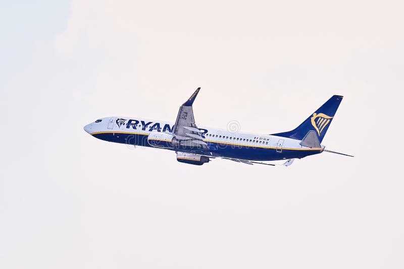 09/25/2021; Madrid Spain; Avion de Ryanair leaving the T-4 terminal in Barajas. 09/25/2021; Madrid Spain; Avion de Ryanair leaving the T-4 terminal in Barajas.