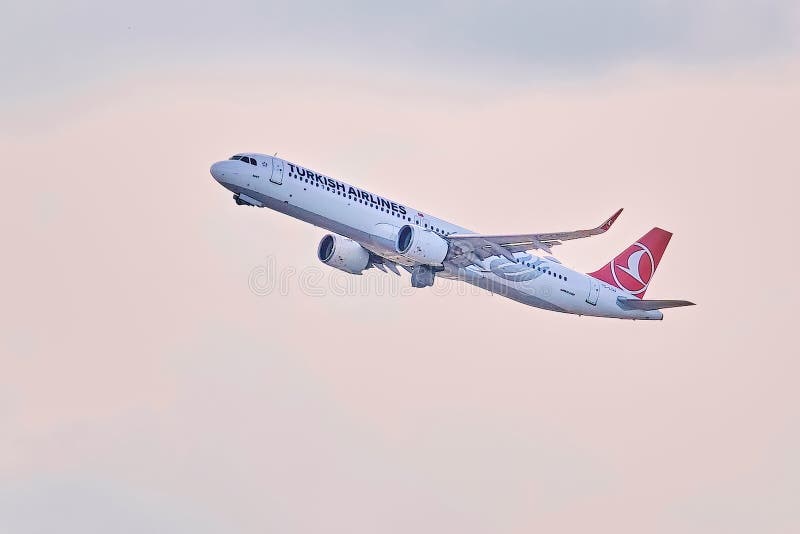 09/25/2021; Madrid, Spain; Turkish Airlines plane, Airbus A350 leaving the T-4 terminal in Barajas. 09/25/2021; Madrid, Spain; Turkish Airlines plane, Airbus A350 leaving the T-4 terminal in Barajas.