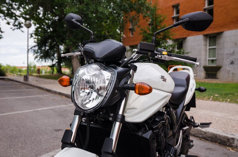 MADRID 7. JULI 2014: Weißes Suzuki Bandit-Motorrad Nahe Ansicht der Front lizenzfreies stockbild MADRID 7. JULI 2014: Weißes Suzuki Bandit-Motorrad Nahe Ansicht der Front lizenzfreies stockbild