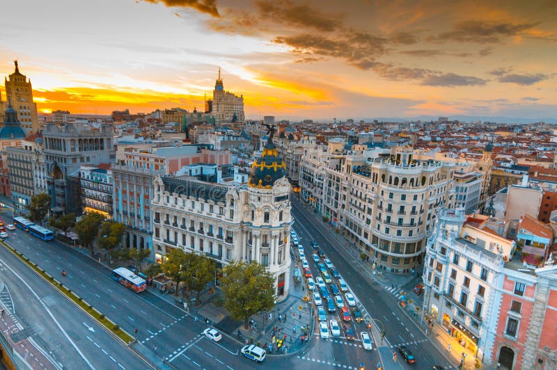 Panorámico vista aérea de abuela a través de calles en en atardecer,.