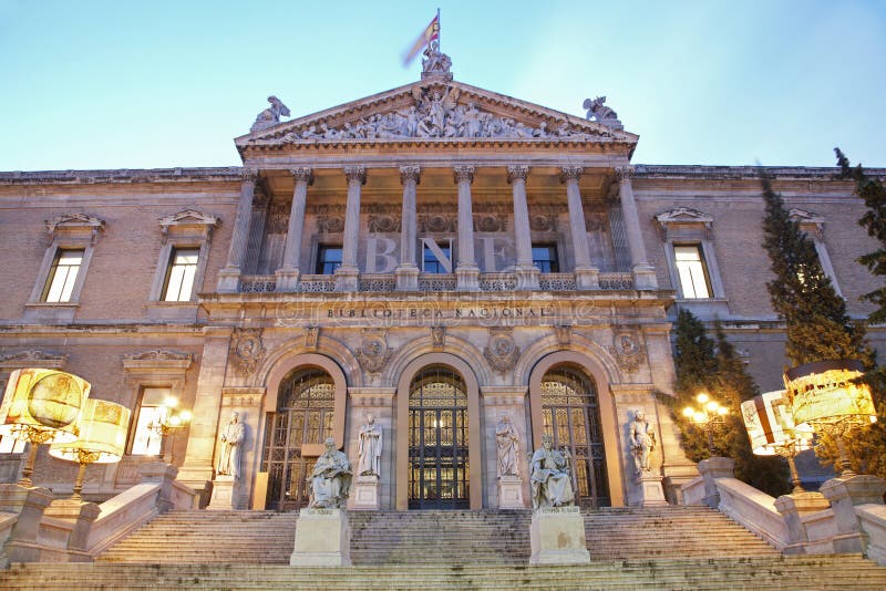 Madrid - Portal av Museo Arqueológico Nacional - Archaeological museum för medborgare av Spanien fotografering för bildbyråer Madrid - Portal av Museo Arqueológico Nacional - Archaeological museum för medborgare av Spanien fotografering för bildbyråer