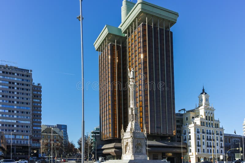 MADRID, SPAGNA - 21 GENNAIO 2018: Il monumento a Columbus ed a Columbus si eleva a Plaza de Colon in città di Madrid immagine stock MADRID, SPAGNA - 21 GENNAIO 2018: Il monumento a Columbus ed a Columbus si eleva a Plaza de Colon in città di Madrid immagine stock