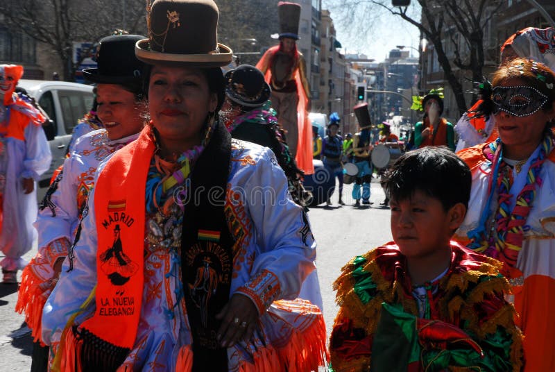 Madrid, Spagna, il 2 marzo 2019: Parata di carnevale, ballerini boliviani del gruppo con l'esecuzione tradizionale del costume fotografie stock Madrid, Spagna, il 2 marzo 2019: Parata di carnevale, ballerini boliviani del gruppo con l'esecuzione tradizionale del costume fotografie stock