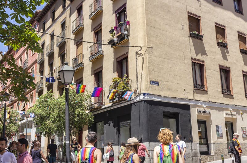 Madrid, Spagna; 6 luglio 2019: Vicinanza di Chueca a Madrid, decorata durante le celebrazioni di giorno di gay pride fotografia stock Madrid, Spagna; 6 luglio 2019: Vicinanza di Chueca a Madrid, decorata durante le celebrazioni di giorno di gay pride fotografia stock