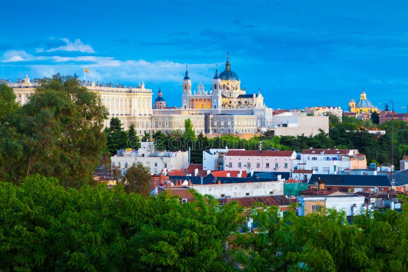 Madrid Skyline za súmraku s Kráľovský Palác a Katedrála Almudena.