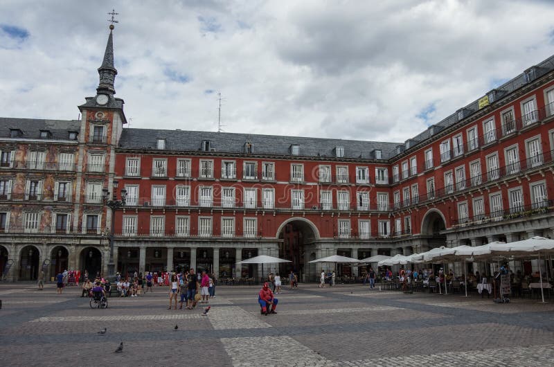 MADRID SPANIEN - JULI 4: Borgmästareplaza i Madrid i en härlig summa fotografering för bildbyråer MADRID SPANIEN - JULI 4: Borgmästareplaza i Madrid i en härlig summa fotografering för bildbyråer