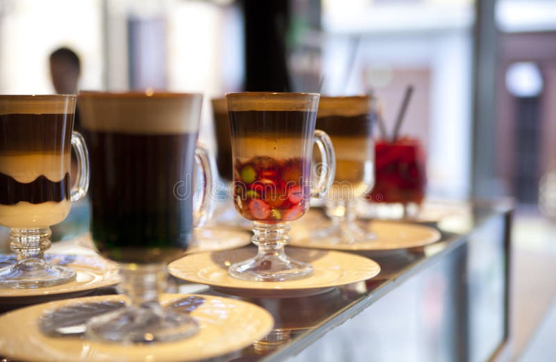 MADRID SPANIEN - MAJ 28, 2014 coctailar och uppfriskande alkoholist s dricker i den Mercado San Miguel marknaden, berömd matmarkn royaltyfri foto MADRID SPANIEN - MAJ 28, 2014 coctailar och uppfriskande alkoholist s dricker i den Mercado San Miguel marknaden, berömd matmarkn royaltyfri foto