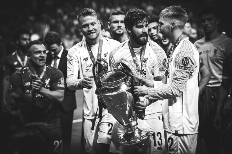 Madrid, Spanje - 01 MEI 2019: Alisson en van Liverpool de spelers vieren hun het winnen van het UEFA Champions League 2019 na stock afbeeldingen Madrid, Spanje - 01 MEI 2019: Alisson en van Liverpool de spelers vieren hun het winnen van het UEFA Champions League 2019 na stock afbeeldingen