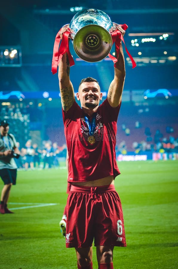Madrid, Spanje - 01 MEI 2019: Dejan Lovren met met Kop viert hun het winnen van het UEFA Champions League 2019 na def. royalty-vrije stock afbeeldingen Madrid, Spanje - 01 MEI 2019: Dejan Lovren met met Kop viert hun het winnen van het UEFA Champions League 2019 na def. royalty-vrije stock afbeeldingen