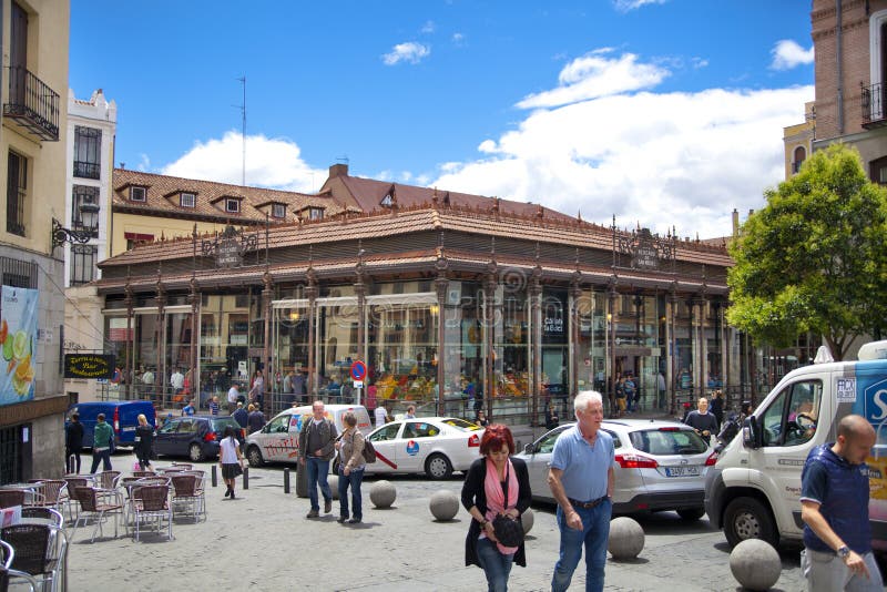 MADRID, SPANJE - MEI 28, van 2014 de markt van Mercado San Miguel, Stadscentrum, oude straat en gebouwen van Madrid stock afbeelding MADRID, SPANJE - MEI 28, van 2014 de markt van Mercado San Miguel, Stadscentrum, oude straat en gebouwen van Madrid stock afbeelding