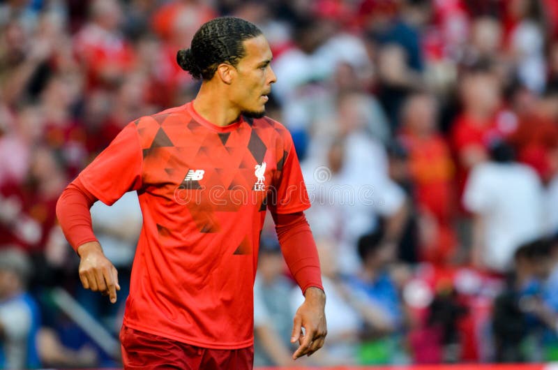 Madrid, Spanje - 01 MEI 2019: Virgil van Dijk-speler tijdens de UEFA Champions League 2019 definitieve gelijke tussen FC Liverpoo royalty-vrije stock afbeeldingen Madrid, Spanje - 01 MEI 2019: Virgil van Dijk-speler tijdens de UEFA Champions League 2019 definitieve gelijke tussen FC Liverpoo royalty-vrije stock afbeeldingen