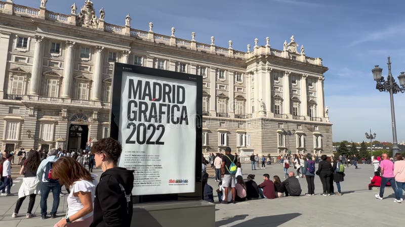 Madrid spanje 29 oktober 2022 : toeristen voor het koninklijk paleis lopen langs de plein de oriente