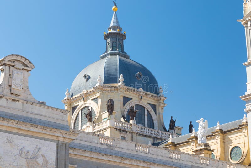 Madrid/Spanje †„03 03 2019: mening van Almudena Cathedral in Madrid Spanje stock fotografie Madrid/Spanje †„03 03 2019: mening van Almudena Cathedral in Madrid Spanje stock fotografie