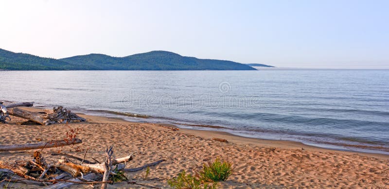 Madrugada en el lago Superior imagen de archivo libre de regalías Madrugada en el lago Superior imagen de archivo libre de regalías
