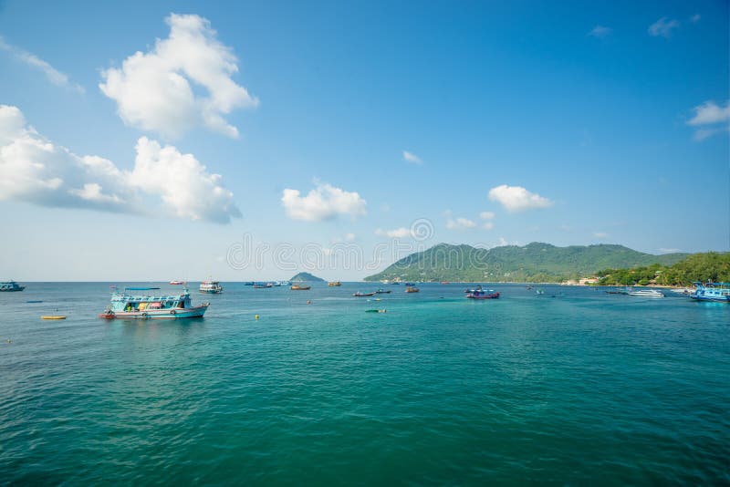 Mae Haad Pier, Koh Tao Island, Thaïlande - 23 janvier 2019 : Les bateaux de touristes et les bateaux de pêche sont pilier de arri photo stock Mae Haad Pier, Koh Tao Island, Thaïlande - 23 janvier 2019 : Les bateaux de touristes et les bateaux de pêche sont pilier de arri photo stock