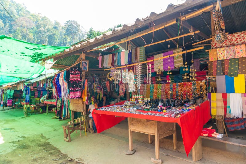MAE HONG-ZOON, THAILAND - FEBRUARI 6, 2019: Noordelijk de stamdorpen of Karen Long Neck Village van Thailand stock fotografie MAE HONG-ZOON, THAILAND - FEBRUARI 6, 2019: Noordelijk de stamdorpen of Karen Long Neck Village van Thailand stock fotografie