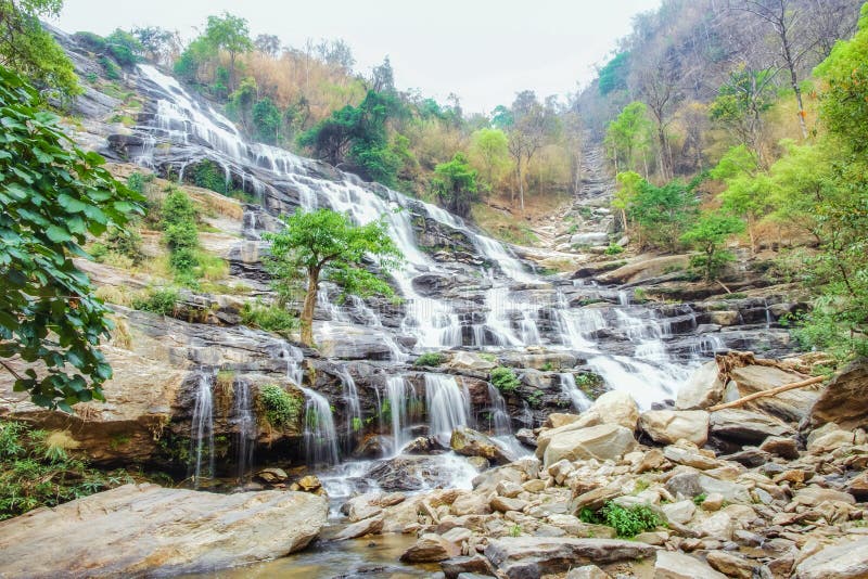 Mae Ya-Wasserfall an Nationalpark Doi Inthanon, Chiang Mai, Thailand stockfotos Mae Ya-Wasserfall an Nationalpark Doi Inthanon, Chiang Mai, Thailand stockfotos